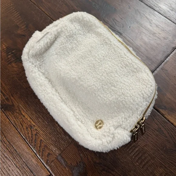 lululemon athletica Cream Crossbody Belt Bag - Picture 3 of 16